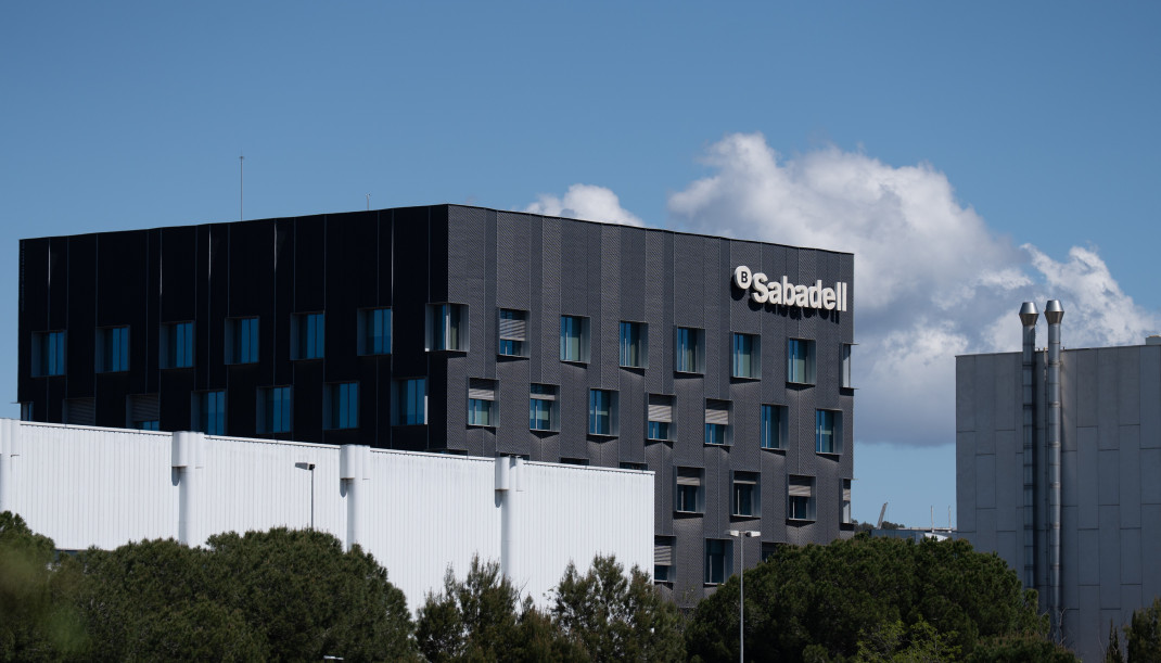Archivo - Exterior de la sede de Banco Sabadell, a 17 de abril de 2025, en Barcelona, Cataluña (España).