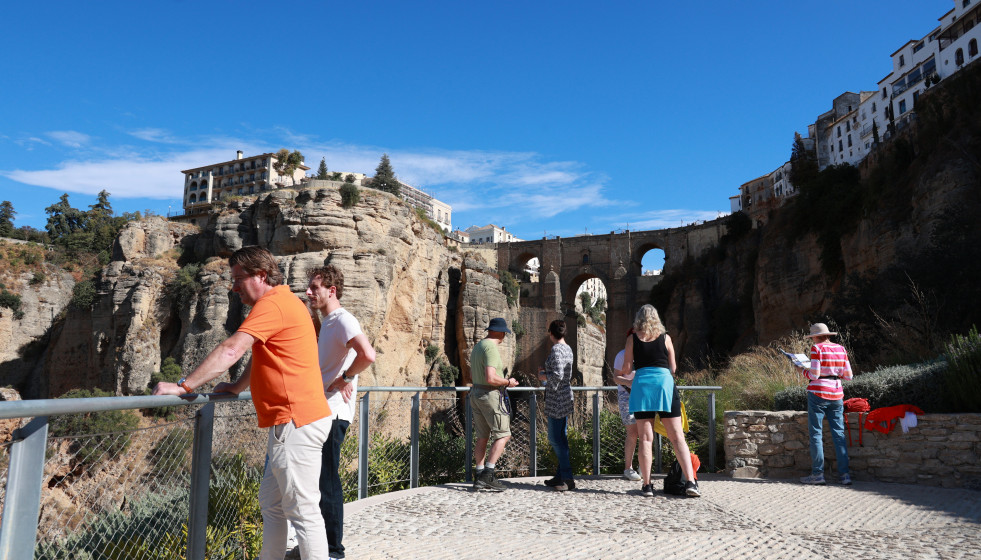 Turistas observan el Tajo de Ronda desde un mirador.