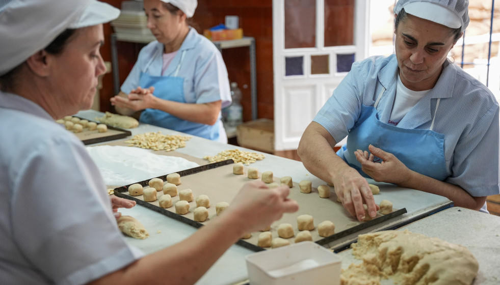 Archivo - Trabajadoras de una fábrica en Sevilla (Andalucía)