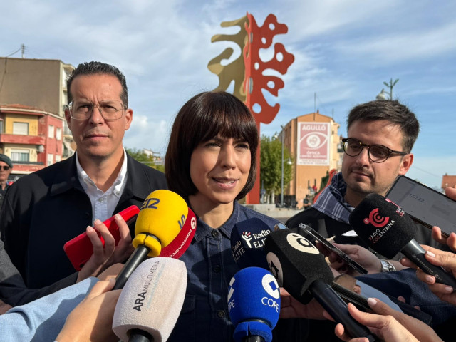 La ministra y líder del PSPV, Diana Morant, atiende a los periodistas en la Fira de Tots Sants