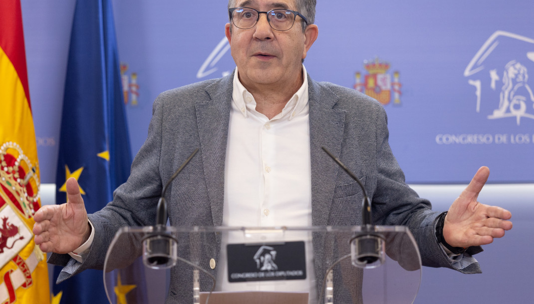 El portavoz del PSOE en el Congreso, Patxi López, durante una rueda de prensa, posterior a la Junta de Portavoces, en el Congreso, a 14 de octubre de 2025, en Madrid (España).