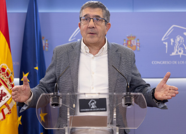 El portavoz del PSOE en el Congreso, Patxi López, durante una rueda de prensa, posterior a la Junta de Portavoces, en el Congreso, a 14 de octubre de 2025, en Madrid (España).