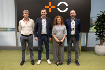 Archivo - De izquierda a derecha: Alfredo Mesa (UGT); el consejero delegado de MasOrange, Meinrad Spenger; Ramona Pineros (CCOO) y Antonio Pérez (Fetico), tras la firma del convenio colectivo en MasO