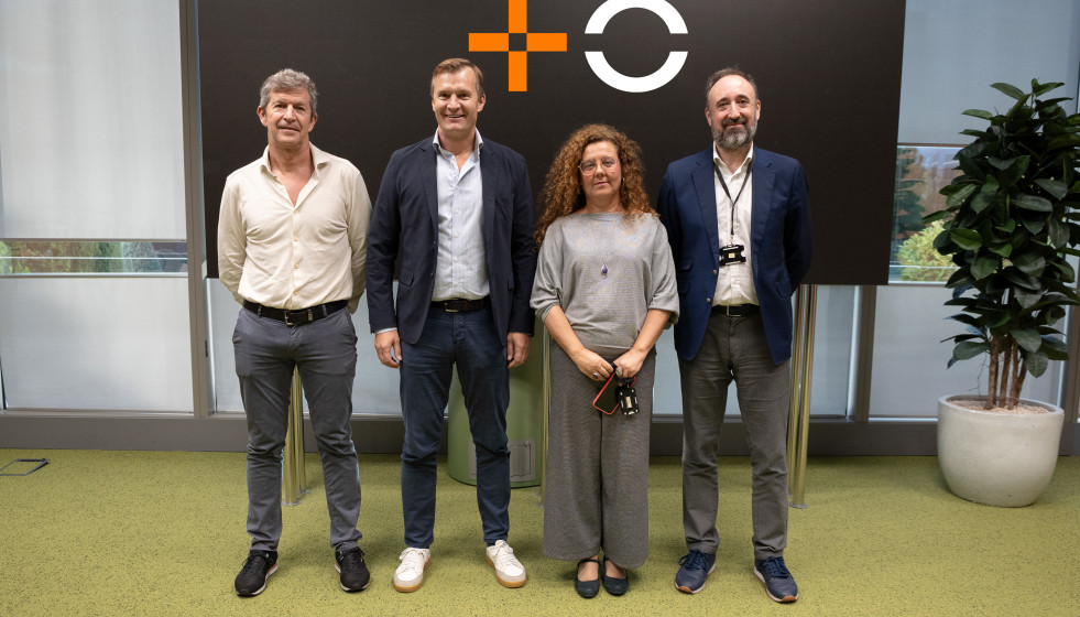 Archivo - De izquierda a derecha: Alfredo Mesa (UGT); el consejero delegado de MasOrange, Meinrad Spenger; Ramona Pineros (CCOO) y Antonio Pérez (Fetico), tras la firma del convenio colectivo en MasO