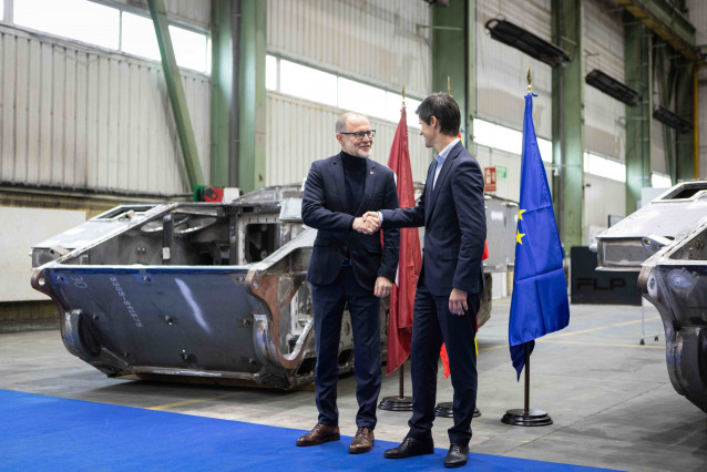 El ministro de Defensa de Letonia, Andris Spruds (i), y el director general de Santa Bárbara Sistemas, Alejandro Page (d), durante una visita a la fábrica GDELS-SBS en Trubia, a 31 de octubre de 2025, en Oviedo, Asturias (España). Spruds ha visitado la fá