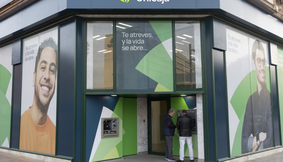 Archivo - Una oficina de Unicaja.