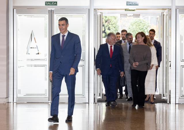 El presidente del Gobierno, Pedro Sánchez, el ministro de  Memoria Democrática, Ángel Víctor Torres (c) y la presidenta del Congreso, Francina Armengol (d) durante un acto con motivo del Día de Recuerdo y Homenaje a todas las víctimas del franquismo.