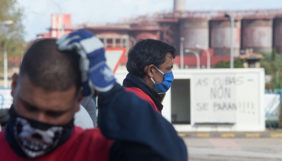 Archivo - Empleados de Alcoa durante el segundo de día manifestación convocada frente a la fábrica tras la ejecución oficial del ERE de 524 trabajadores, en San Cibrao, A Mariña, Lugo, Galicia (E