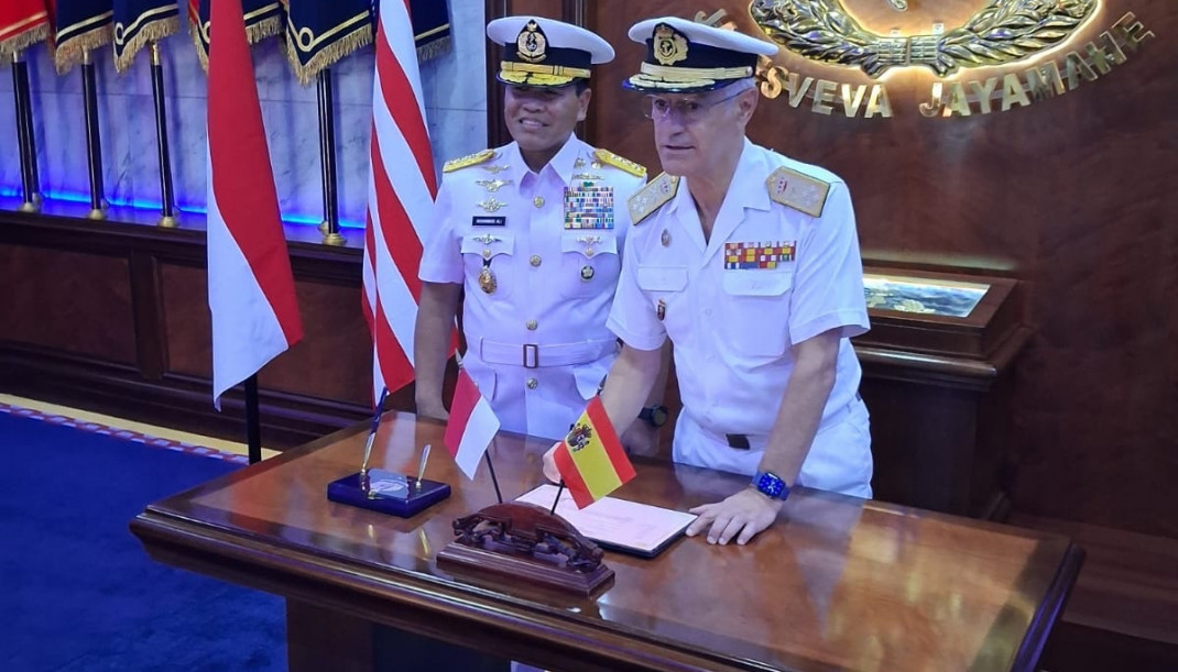 El jefe del Estado Mayor de la Armada, almirante general Antonio Piñeiro, con su homólogo de Indonesia.