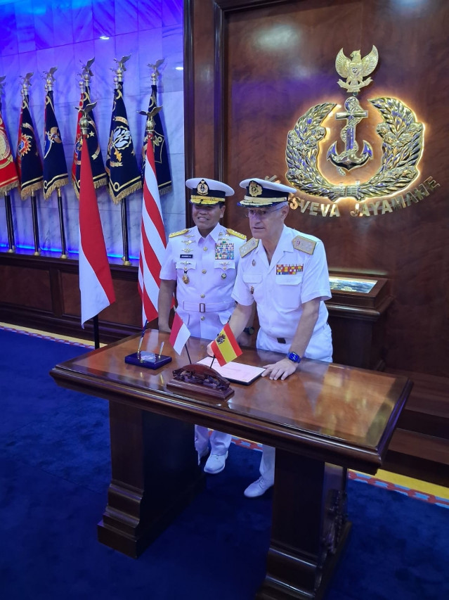 El jefe del Estado Mayor de la Armada, almirante general Antonio Piñeiro, con su homólogo de Indonesia.