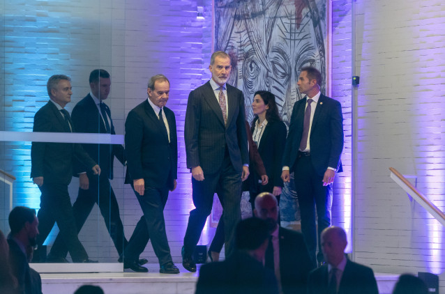 El Rey Felipe VI (c) a su llegada al Congreso Futuro Iberoamericano, en Casa América, a 31 de octubre de 2025, en Madrid (España). Organizado por la Secretaría General Iberoamericana (SEGIB) y la Fundación Encuentros del Futuro (FEF)