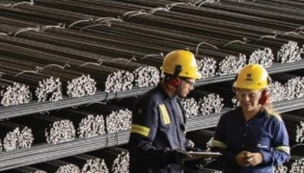 Archivo - Dos operarios de la acerera Gerdau.