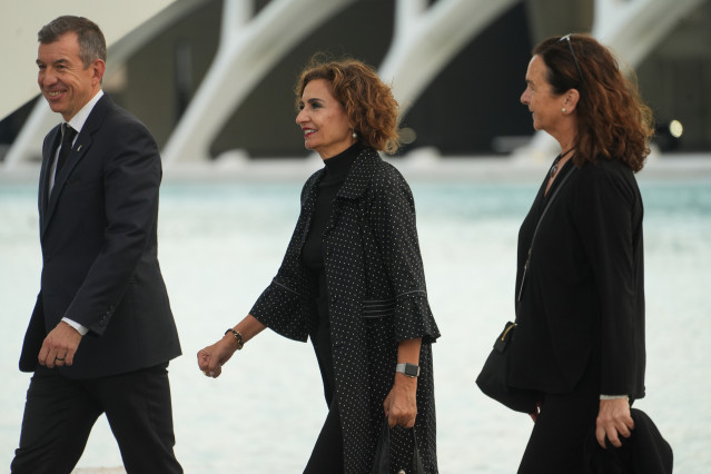 La vicepresidenta primera y ministra de Hacienda, María Jesús Montero (c), a su llegada al homenaje a las víctimas de la dana, en el Museo de las Ciencias Príncipe Felipe, a 29 de octubre de 2025, en Valencia. (Foto de archivo).