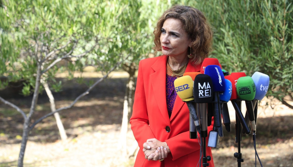 La vicepresidenta primera del Gobierno, María Jesús Montero, atiende a los medios en Algeciras (Cádiz) este viernes.
