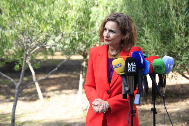La vicepresidenta primera del Gobierno, María Jesús Montero, atiende a los medios en Algeciras (Cádiz) este viernes.