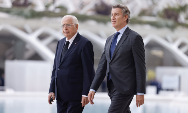 El presidente del PP, Alberto Núñez Feijóo, a su llegada al homenaje a las víctimas de la dana, en el Museo de las Ciencias Príncipe Felipe, a 29 de octubre de 2025, en Valencia, Comunidad Valenciana (España).