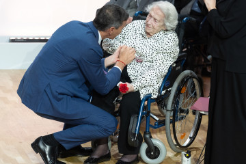 El presidente del Gobierno, Pedro Sánchez, con María Luisa Ramos Barril durante un acto con motivo del 'Día de Recuerdo y Homenaje a todas las víctimas del golpe militar, la Guerra Civil y la Dict