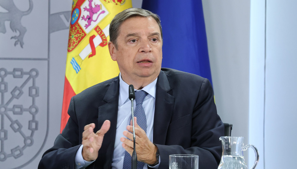 El ministro de Agricultura, Pesca y Alimentación, Luis Planas, durante una rueda de prensa posterior a la reunión del Consejo de Ministros, en el Palacio de la Moncloa, a 21 de octubre de 2025, en M