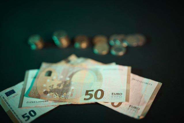 Archivo - Billetes y monedas, a 3 de septiembre de 2025, en Madrid (España).