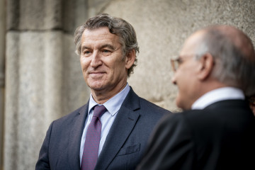 El presidente del Partido Popular, Alberto Núñez Feijóo, a su llegada al ingreso del ex jefe de la Casa de Su Majestad el Rey Jaime Alfonsín Alfonso como académico de número, en la Real Academia