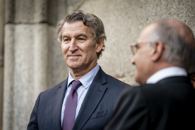 El presidente del Partido Popular, Alberto Núñez Feijóo, a su llegada al ingreso del ex jefe de la Casa de Su Majestad el Rey Jaime Alfonsín Alfonso como académico de número, en la Real Academia de Ciencias Morales y Políticas, a 27 de octubre de 2025, en