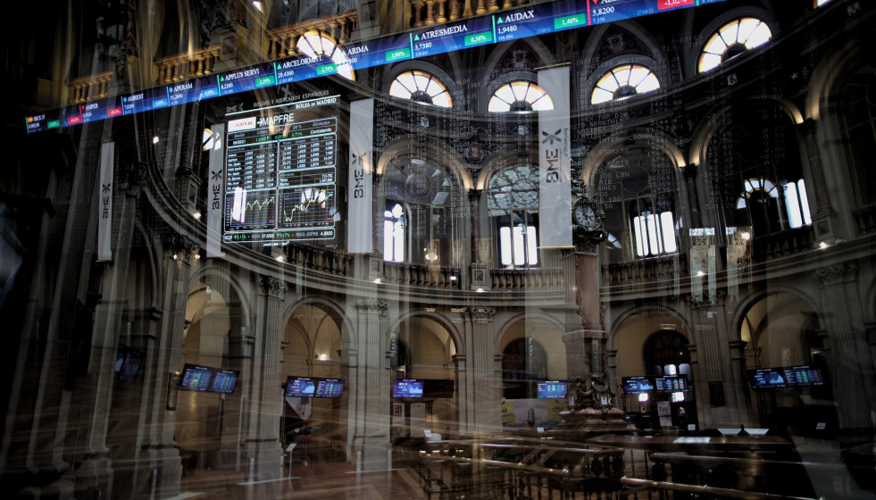 Archivo - Valores del Ibex 35 en el Palacio de la Bolsa de Madrid, a 6 de septiembre de 2021, en Madrid (España).
