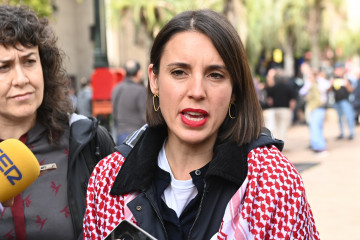 La secretaria política de Podemos y eurodiputada, Irene Montero, atiende a los medios de comunicación, durante la manifestación '1 año y medio en prisión. ¡Libertad inmediata para los 6 de Zarag