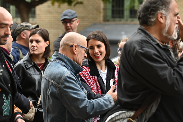 La secretaria política de Podemos y eurodiputada, Irene Montero, y Francho Aijón, responsable de antifascismo y lucha antirrepresiva de Podemos y padre de 'Javitxu' Aijón, durante la manifestación '1 año y medio en prisión.