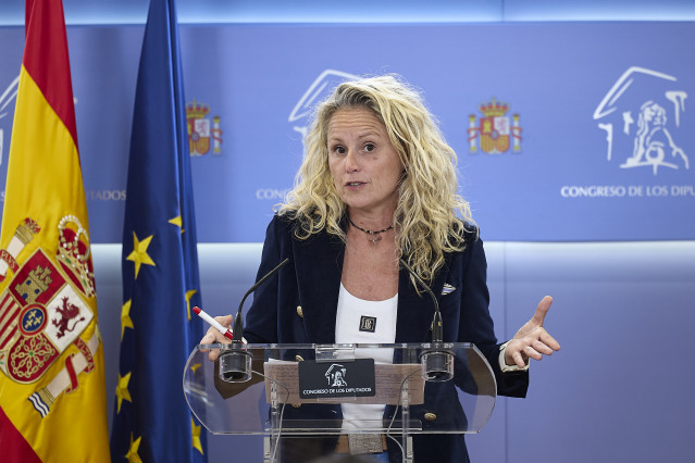 La diputada del PSOE Montse Mínguez, ofrece una rueda de prensa en el Congreso de los Diputados, a 21 de octubre de 2025, en Madrid (España).