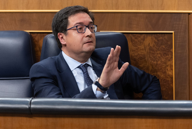 Archivo - El ministro para la Transformación Digital y de la Función Pública, Óscar López, durante una sesión plenaria en el Congreso de los Diputados, a 25 de marzo de 2025, en Madrid (España).