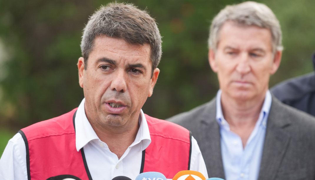 Archivo - El presidente de la Generalitat Valenciana, Carlos Mazón (i) y el presidente del Partido Popular, Alberto Núñez Feijóo (d), ofrecen declaraciones a los medios tras su visita al Centro de