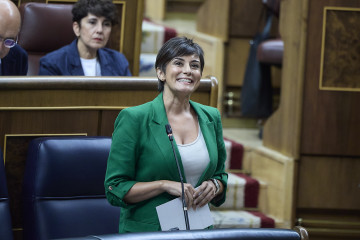 Archivo - La ministra de Vivienda, Isabel Rodríguez, interviene durante una sesión de control en el Gobierno, en el Congreso de los Diputados, a 24 de septiembre de 2025, en Madrid (España).