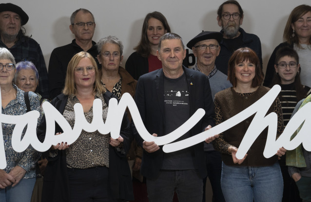 El secretario general de EH Bildu, Arnaldo Otegi (c), y la secretaria de Organización de EH Bildu, Sonia Jacinto (i), durante el acto celebrado este domingo en Vitoria-Gasteiz