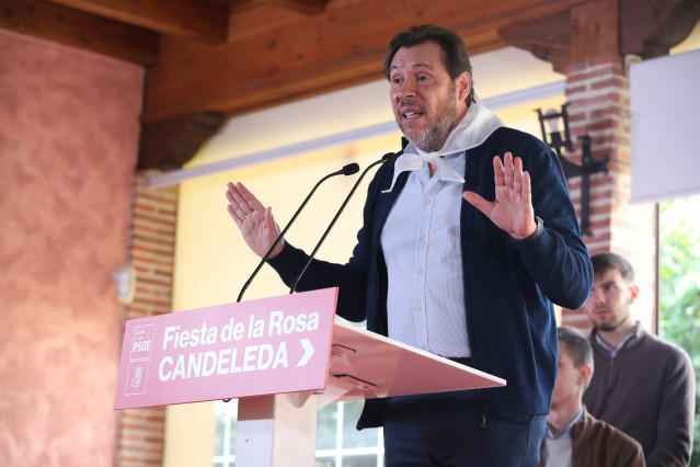 El ministro de Transportes y Movilidad Sostenible, Óscar Puente participa en la Fiesta de La Rosa del PSOE, en el restaurante Royfe, a 2 de noviembre de 2025, en Candeleda, Ávila, Castilla y León (España).