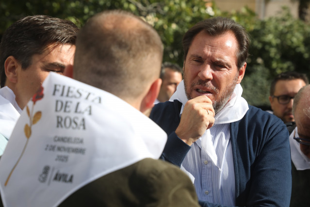 El ministro de Transportes y Movilidad Sostenible, Óscar Puente (d) participa en la Fiesta de La Rosa del PSOE, en el restaurante Royfe, a 2 de noviembre de 2025, en Candeleda, Ávila.