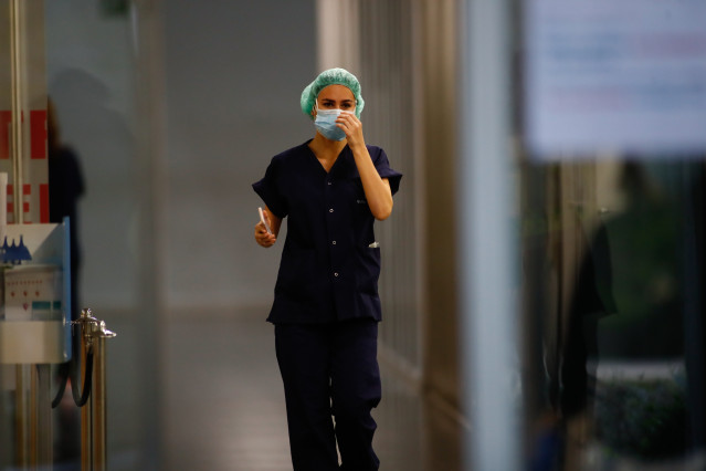 Archivo - Imagen de archivo de una sanitaria con mascarilla.