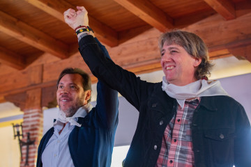 El ministro de Transportes y Movilidad Sostenible, Óscar Puente (i), y el secretario general del PSCyL, Carlos Martínez (d), participan en la Fiesta de La Rosa del PSOE, en el restaurante Royfe, a 2