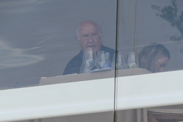 Archivo - La presidenta de Inditex, Marta Ortega, y el empresario Amancio Ortega durante la celebración en el centro hípico de Casas Novas en A Coruña, a 12 de julio de 2023, en A Coruña, Galicia (España).