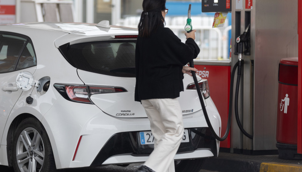 Archivo - Una persona reposta en una gasolinera, a 2 de enero de 2024, en Madrid (España). El precio medio de la gasolina ha despedido 2023 marcando un nuevo mínimo anual tras sumar otro descenso, e