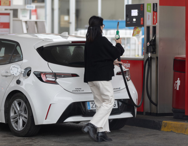 Archivo - Una persona reposta en una gasolinera, a 2 de enero de 2024, en Madrid (España). El precio medio de la gasolina ha despedido 2023 marcando un nuevo mínimo anual tras sumar otro descenso, el decimotercero consecutivo, y acumular un abaratamiento