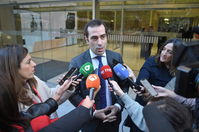 El ministro de Economía y Comercio, Carlos Cuerpo, atiende a los medios a su llegada al 12º Congreso Anual de Multinacionales con España, en el Edificio Beatriz, a 3 de noviembre de 2025, en Madrid (España). El Congreso, que se celebra bajo el título ‘Esp