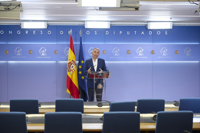 Archivo - El portavoz de IU y diputado de Sumar, Enrique Santiago, durante una rueda de prensa, en el Congreso de los Diputados,