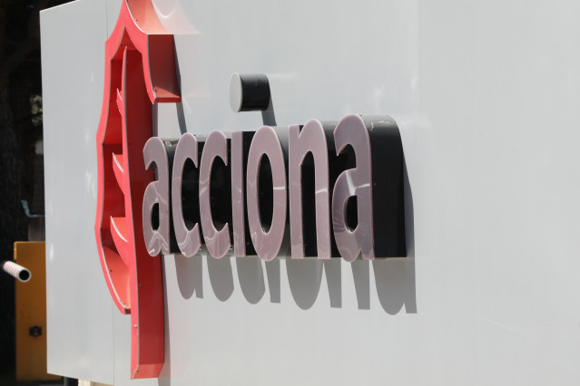 Archivo - Cartel de la empresa Acciona colocado en una de sus oficinas de la capital, en Madrid, (España), a 10 de septiembre de 2020.