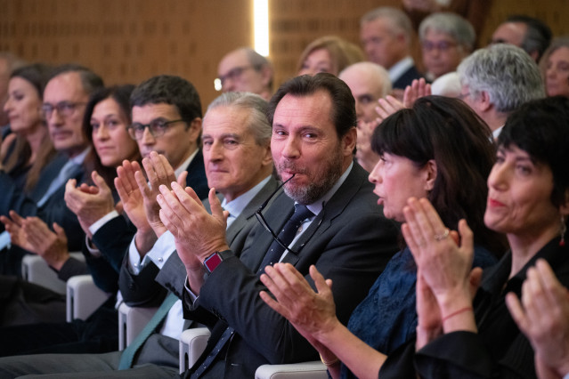 La ministra de Igualdad, Ana Redondo, la ministra de Inclusión, Elma Saiz, el ministro de Transportes, Óscar Puente y el presidente de Europa Press, Asís Martín de Cabiedes, durante un desayuno informativo organizado por Europa Press.