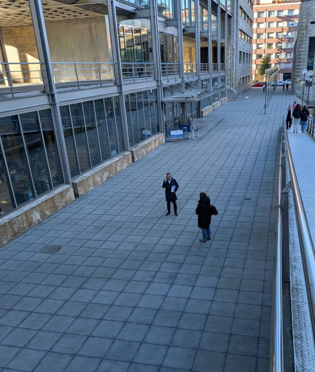 Ovidio Zapico, hablando por teléfono en las inmediaciones del Easmu