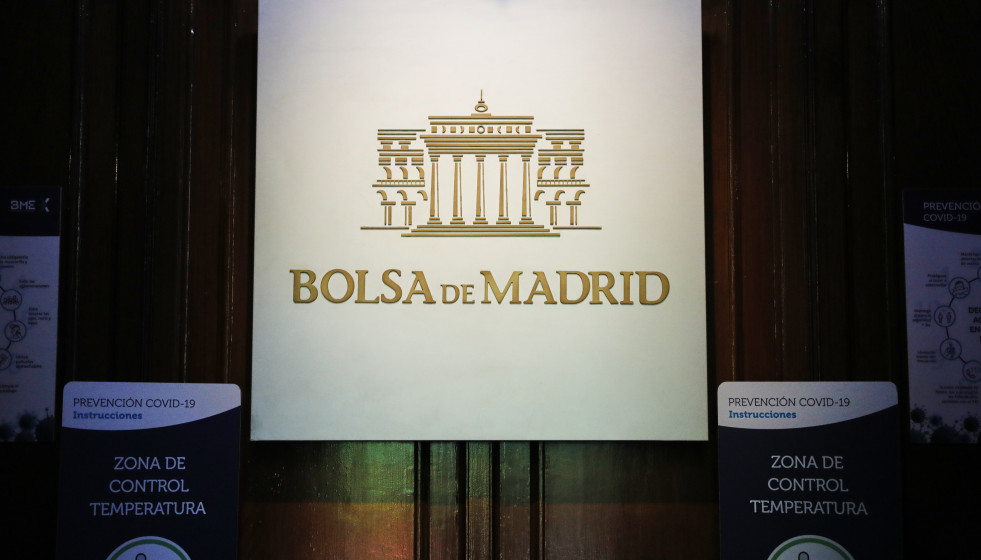 Archivo - Logo de la Bolsa de Madrid en el interior del Palacio de la Bolsa