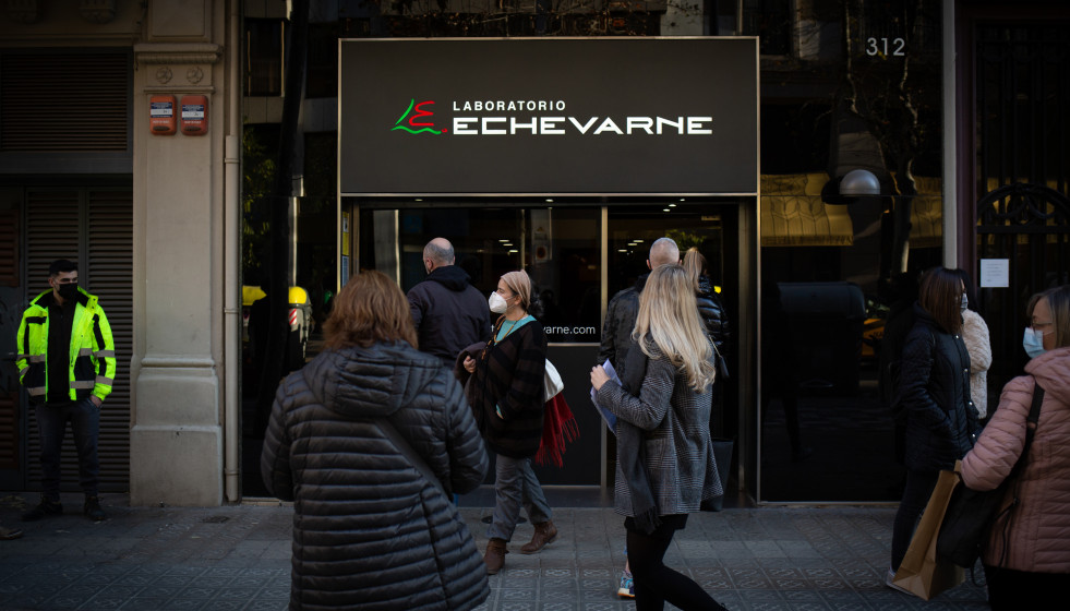 Archivo - Varias personas hacen cola para hacerse test y otras pruebas de covid, en el laboratorio Echevarne, a 20 de diciembre de 2021, en Barcelona, Cataluña (España)