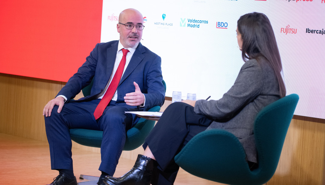 Francisco Martín Aguirre, y la delegada de Europa Press en la Comunidad de Madrid, Sara Pérez Tejera, durante los Desayunos Madrid, a 3 de noviembre de 2025, en Madrid (España).