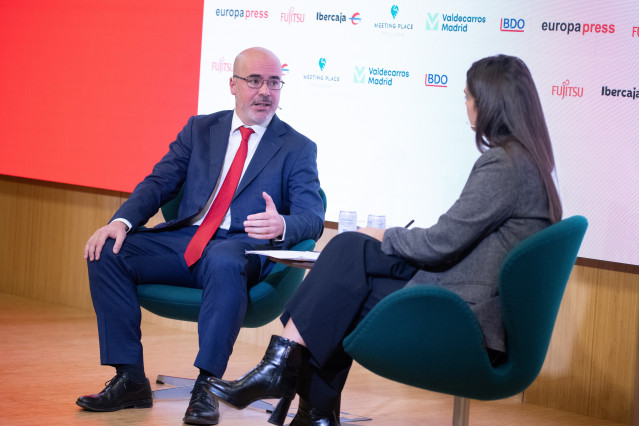 Francisco Martín Aguirre, y la delegada de Europa Press en la Comunidad de Madrid, Sara Pérez Tejera, durante los Desayunos Madrid, a 3 de noviembre de 2025, en Madrid (España).