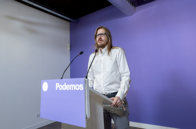 Archivo - El secretario de Organización y portavoz de Podemos, Pablo Fernández, durante una rueda de prensa